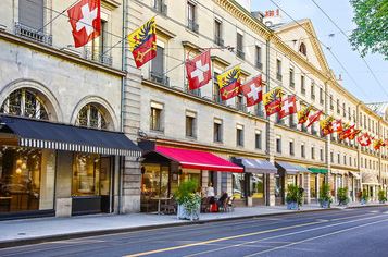 Rue carraterie Genève drapeaux suisse Rue carraterie Genève drapeaux suisse
